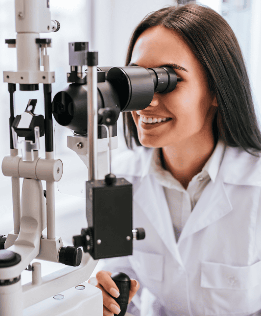optométriste effectuant un examen de la vue
